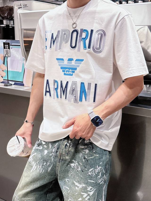 Armani 阿玛尼 2025夏季最新款 专柜同步有售 原单狠货 时尚休闲圆领短袖T恤 上身很有特点 吸睛而有亮点 进口原版面料 顶级刺绣工艺字母图案装饰Log