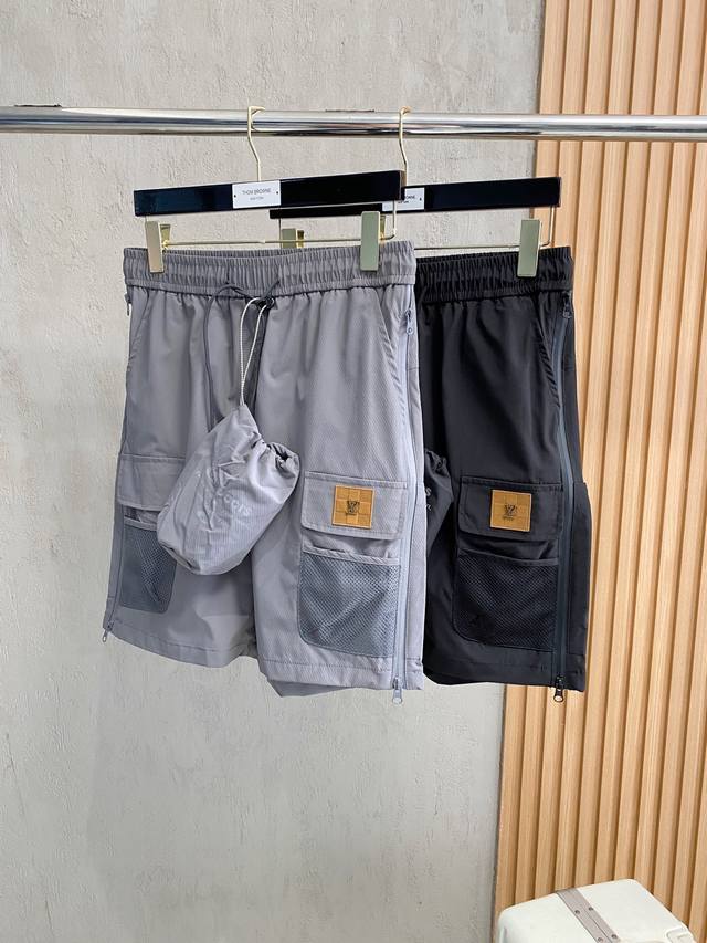 Lv 2025夏季新款男士休闲短裤 高级定制夏季专用休闲裤透气面料 透气舒适度高 细节无可挑剔 品牌元素设计理念 体现高品质 手感细腻柔软 呈现休闲裁剪 简单时
