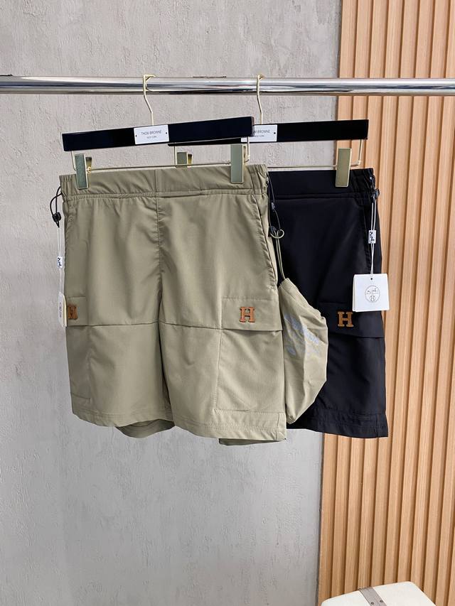 爱马仕 2025夏季新款男士休闲短裤 高级定制夏季专用休闲裤透气面料 透气舒适度高 细节无可挑剔 品牌元素设计理念 体现高品质 手感细腻柔软 呈现休闲裁剪 简单