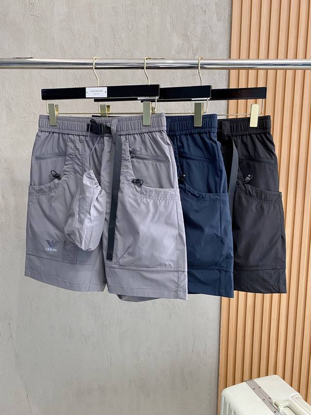 Armani 阿玛尼 2025夏季新款男士休闲短裤 高级定制夏季专用休闲裤透气面料 透气舒适度高 细节无可挑剔 品牌元素设计理念 体现高品质 手感细腻柔软 呈现
