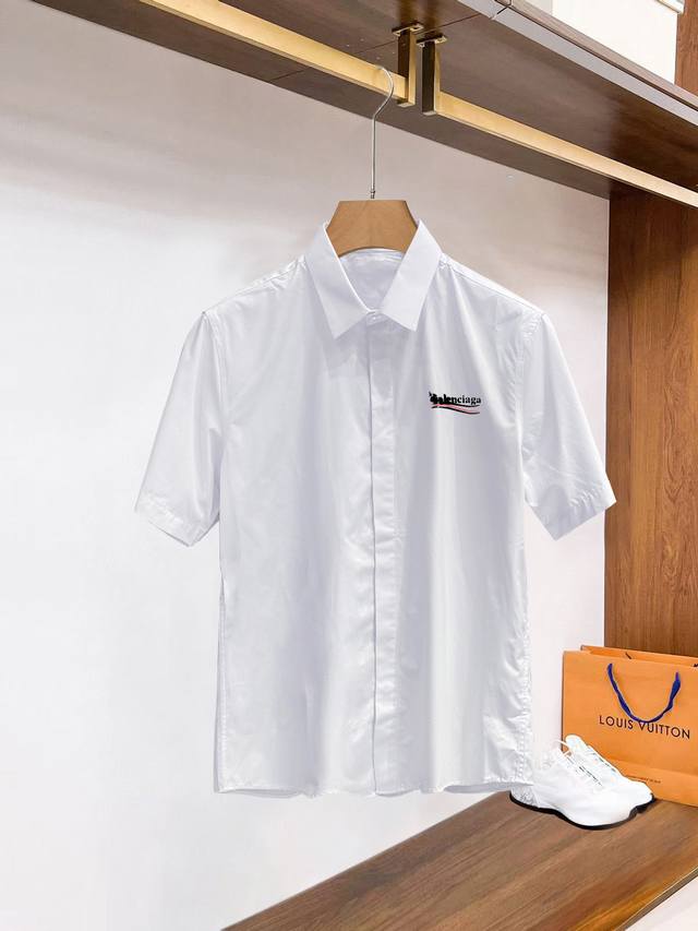 巴黎世家专柜最新款男士必备款短袖衬衫 100%天然棉 舒服透气 原单狠货 原版面料 柔软舒适 上身高端又奢华 足够场面的档次 这款衬衫无不骄傲的让你满意有面子