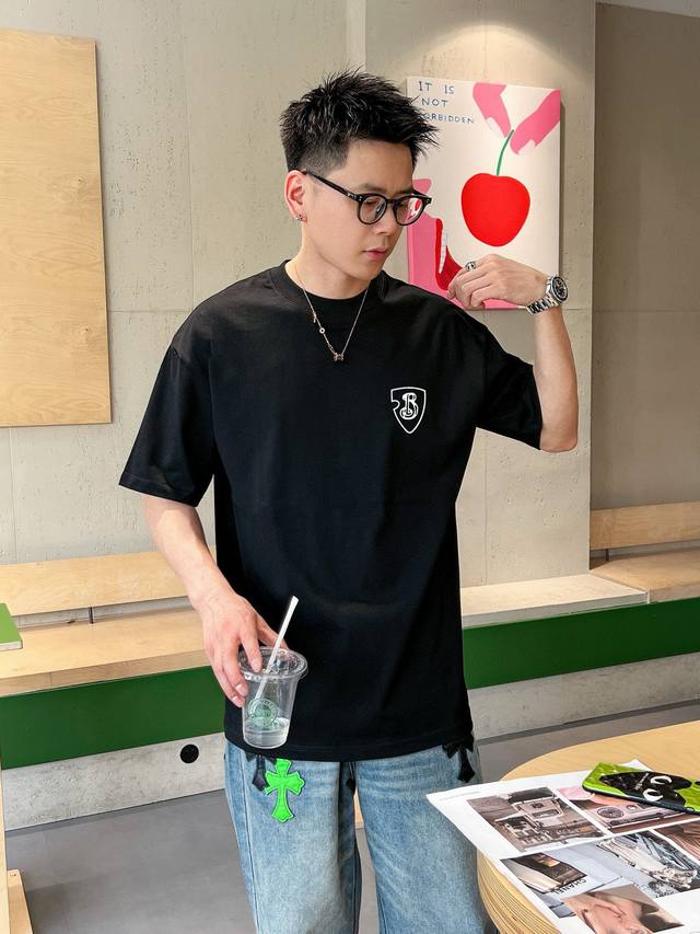 巴宝莉 新款字母印花双层重工短袖T桖 字母图案不管是T桖还是卫衣都是每年的爆款单品 前幅大面积印花采用大康丽数码印花机直喷 成本极高 经过多次的调试打版图案色差