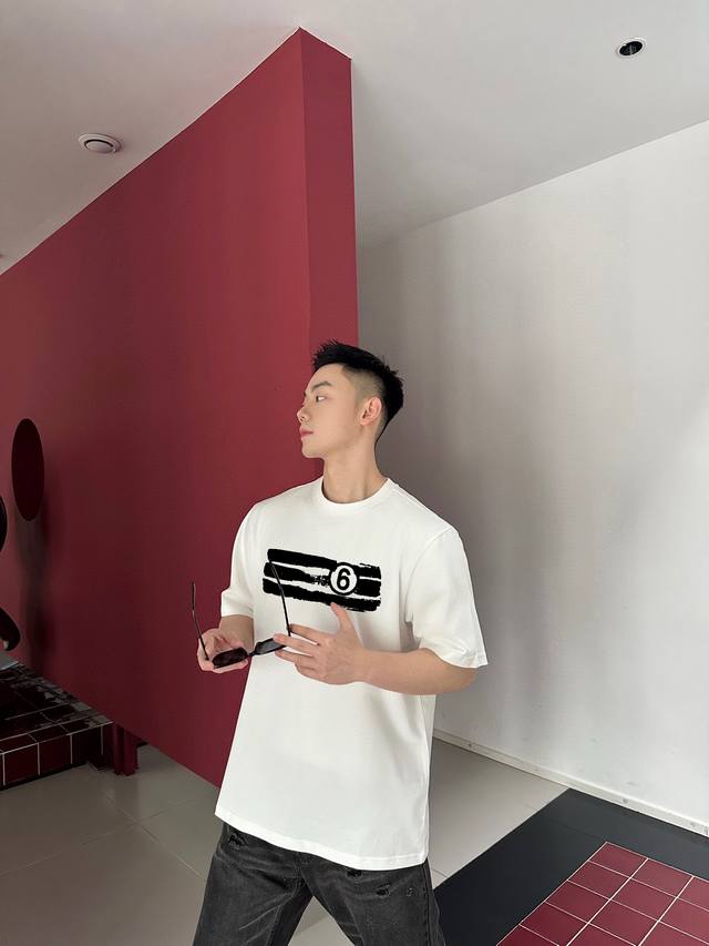 马吉拉 新款字母印花双层重工短袖T桖 字母图案不管是T桖还是卫衣都是每年的爆款单品 前幅大面积印花采用大康丽数码印花机直喷 成本极高 经过多次的调试打版图案色差