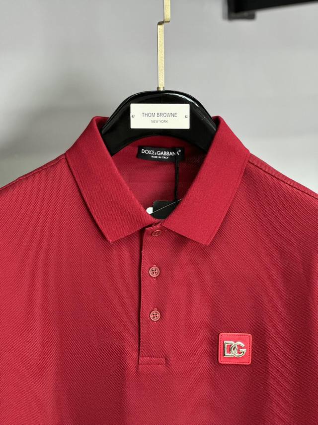 D&G杜嘉班纳 2025Ss夏季新款皮标Logo男士翻领polo衫 经典商务男款 客供定织100%网眼珠地棉布精心制成 面料表面排列均匀整齐的网眼纹理 透气性和