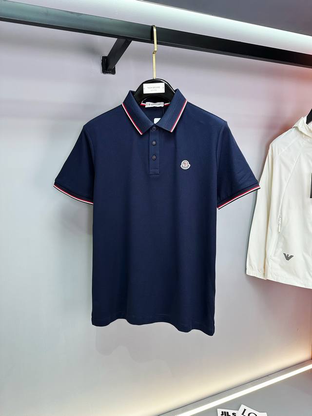 Moncl蒙口 2025Ss夏季新款皮标Logo男士翻领polo衫 经典商务男款 客供定织100%网眼珠地棉布精心制成 面料表面排列均匀整齐的网眼纹理 透气性和
