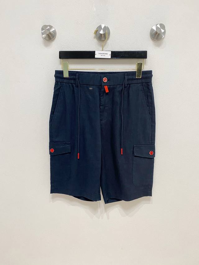 调价 Kiton 三标齐全 2025夏季新款男士休闲短裤 高级定制面料透气面料 透气弹力舒适度极高 细节无可挑剔 顶级辅料配备 原版Logo设计理念 手感细腻柔