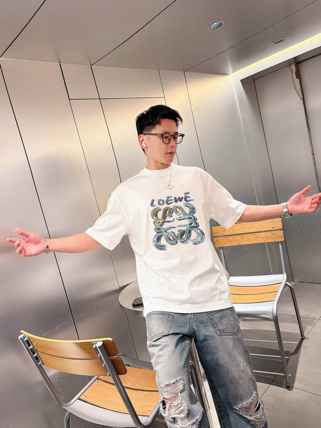 罗意家 2025春夏新款首发专柜最新款短袖圆领T恤 高端订制 设计前卫时尚 品牌Logo重工艺设计 高端定制面料.手感柔软.穿着舒适.专柜级别精致车线.做工精细