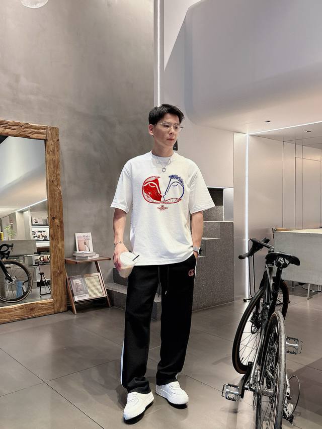 华伦家 2025春夏新款首发专柜最新款短袖圆领T恤 高端订制 设计前卫时尚 品牌Logo重工艺设计 高端定制面料.手感柔软.穿着舒适.专柜级别精致车线.做工精细