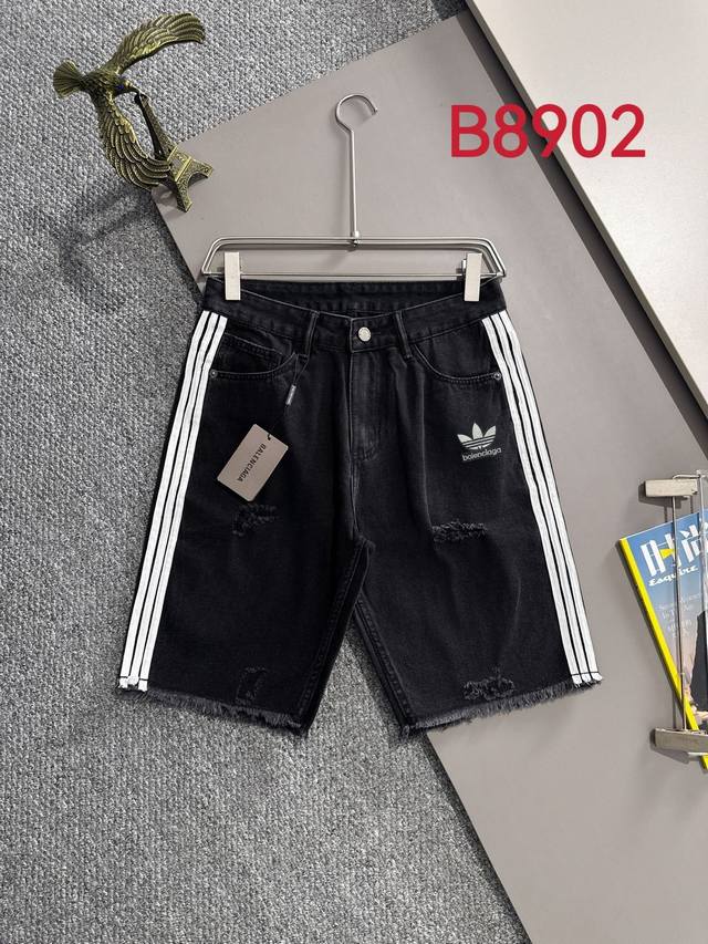 巴黎三叶草2025夏季新品牛仔裤牛仔短裤 采用进口客供日本Denim平纹棉质牛仔面料梭织生产 三标齐全 顶尖的石磨水洗工艺让质感达到80年代的老味 柔软细腻舒适