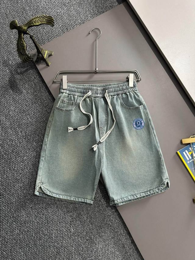 露露Lulu2025夏季新品牛仔裤牛仔短裤 采用进口客供日本Denim平纹棉质牛仔面料梭织生产 三标齐全 顶尖的石磨水洗工艺让质感达到80年代的老味 柔软细腻舒