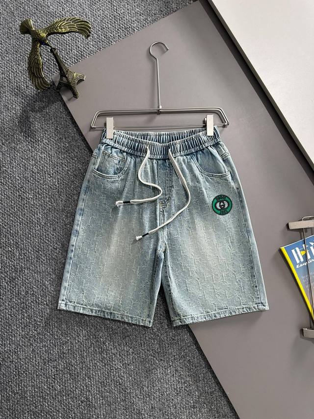 古驰2025夏季新品牛仔裤牛仔短裤 采用进口客供日本Denim平纹棉质牛仔面料梭织生产 三标齐全 顶尖的石磨水洗工艺让质感达到80年代的老味 柔软细腻舒适透气