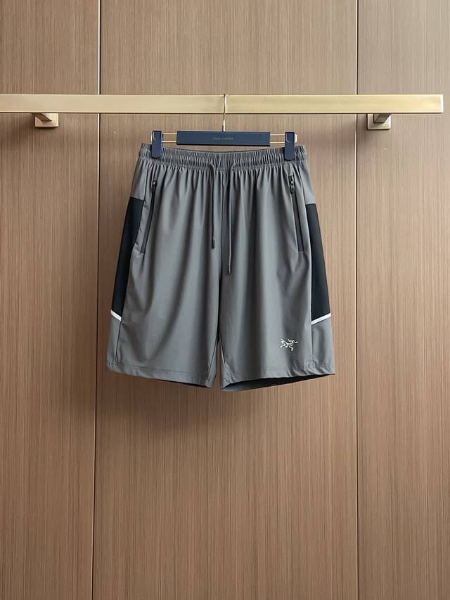 始祖鸟 男士精品休闲裤顶级面料休闲短裤 最新款上身版型无敌正绝对可以闭眼收的一款此款裤子非常百搭 弹力腰围,日常上班户外运动都可以穿着 是时尚休闲与户外运动的完