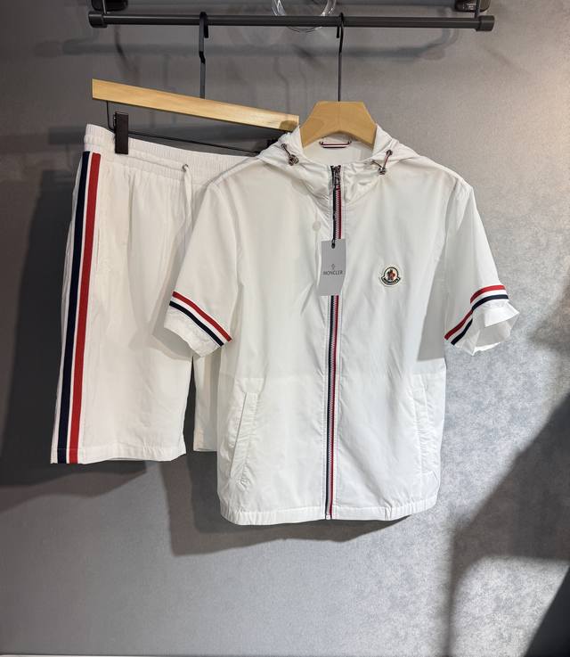 Moncler 蒙口 2025春夏新款套装 尽显简约时尚风范 连帽短袖搭配同色系 整体设计休闲百搭 拉链与袖口处的红白蓝条纹装饰 增添细节亮点 洋气又减龄 品牌