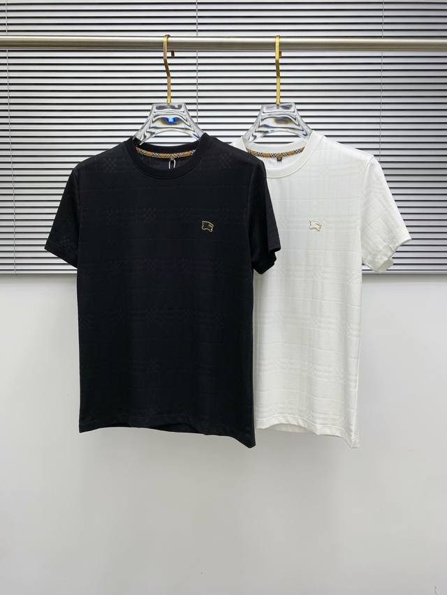 巴宝莉25Ss春夏 新品 定制蚕丝面料丝滑透气 时尚经典圆领短袖时尚单品设计 更加时尚舒适 高标准定制 上身非常有型 胸前品牌经典Logo 图案 客供辅料 客供