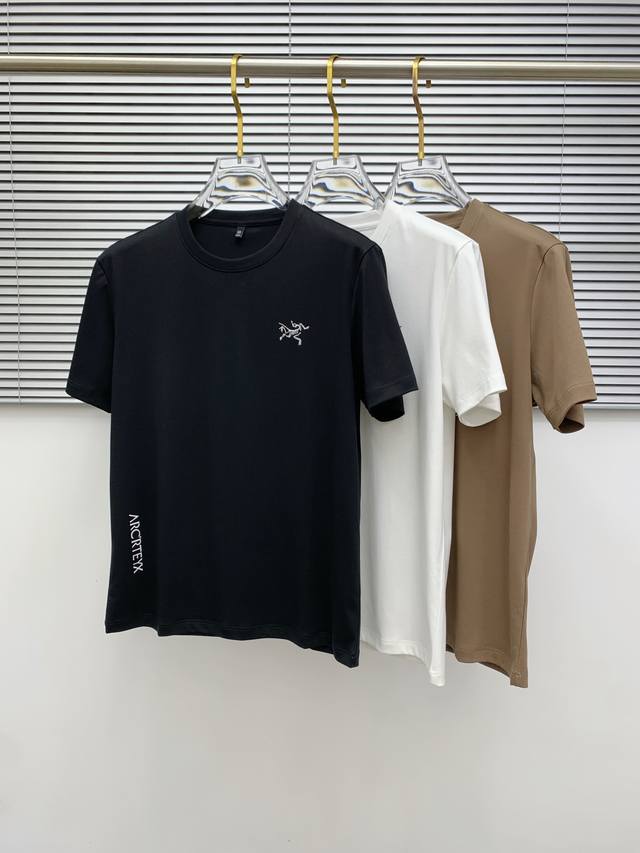 始祖鸟25Ss春夏 新品 定制蚕丝面料丝滑透气 时尚经典圆领短袖时尚单品设计 更加时尚舒适 高标准定制 上身非常有型 胸前品牌经典Logo 图案 客供辅料 客供