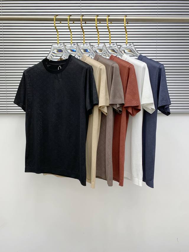 Lv25Ss春夏 新品 定制蚕丝面料丝滑透气 时尚经典圆领短袖时尚单品设计 更加时尚舒适 高标准定制 上身非常有型 胸前品牌经典Logo 图案 客供辅料 客供进