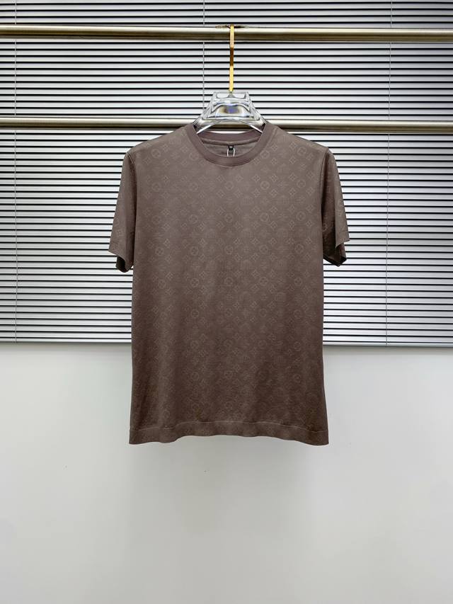 Lv25Ss春夏 新品 定制蚕丝面料丝滑透气 时尚经典圆领短袖时尚单品设计 更加时尚舒适 高标准定制 上身非常有型 胸前品牌经典Logo 图案 客供辅料 客供进