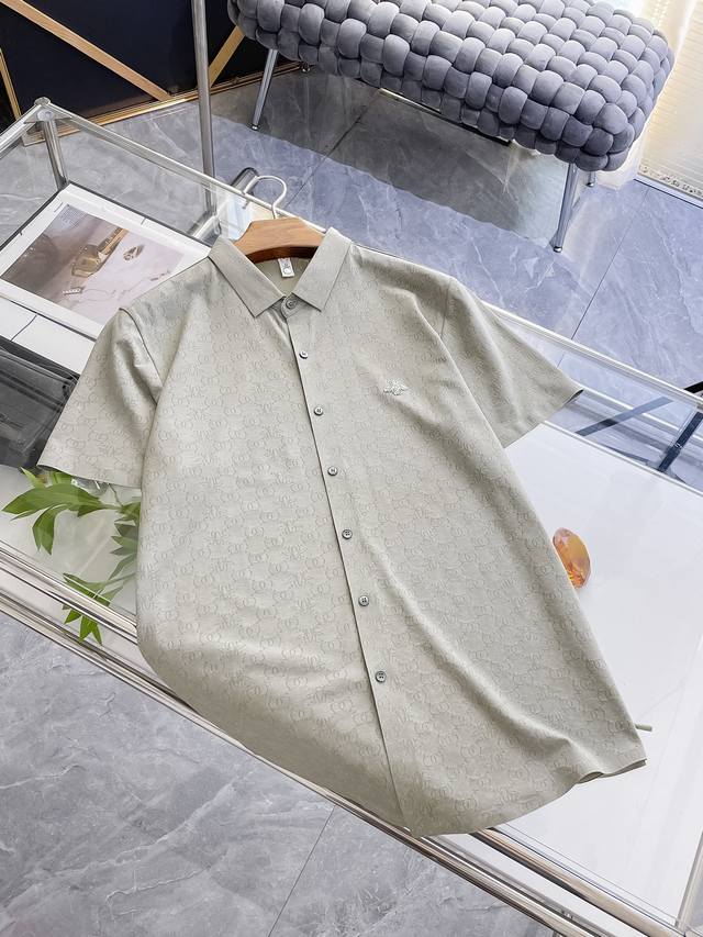 迪奥25Ss春夏新款翻领polo 精选天丝棉贡缎棉料 舒适细腻带来极佳的亲肤感 同时吸湿透气 W方便打理 精工螺纹现织领口 修饰身形同时更不易变形 5与细节处体