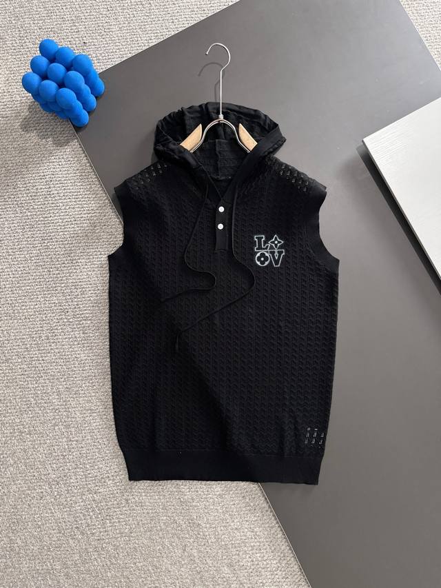 隔天出货 高品质 Lv 路易威登 连帽裸空针织背心衫经典沉稳大气 精致又奢华 满满的品牌辨识度 简洁的连帽设计搭配几颗变色纽扣 利落又不失优雅 版型微宽合身 尺