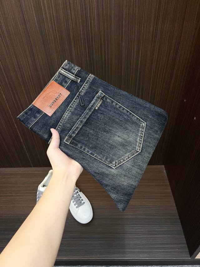 Burberry 巴宝莉 男士丹宁牛仔裤 官宣画册海报穿搭款 客供高级进口的丹宁原色面料 特选日本冈山纯正13Oz 盎司牛仔布料 重磅环保植物酵素水洗工艺 肌理