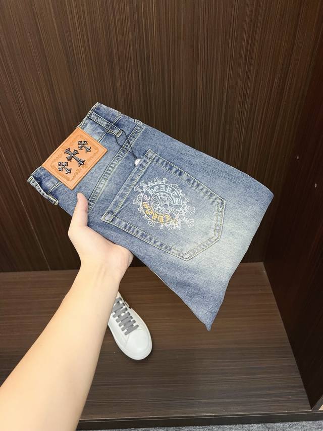 克罗心 男士丹宁牛仔裤 官宣画册海报穿搭款 客供高级进口的丹宁原色面料 特选日本冈山纯正13Oz 盎司牛仔布料 重磅环保植物酵素水洗工艺 肌理有着淡淡的复古色彩