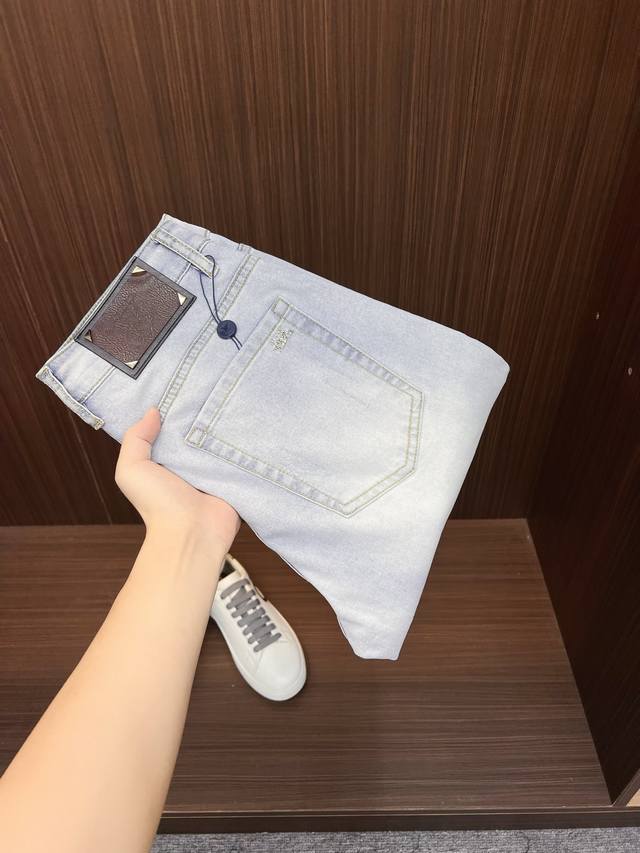 Lv 男士丹宁牛仔裤 官宣画册海报穿搭款 客供高级进口的丹宁原色面料 特选日本冈山纯正13Oz 盎司牛仔布料 重磅环保植物酵素水洗工艺 肌理有着淡淡的复古色彩