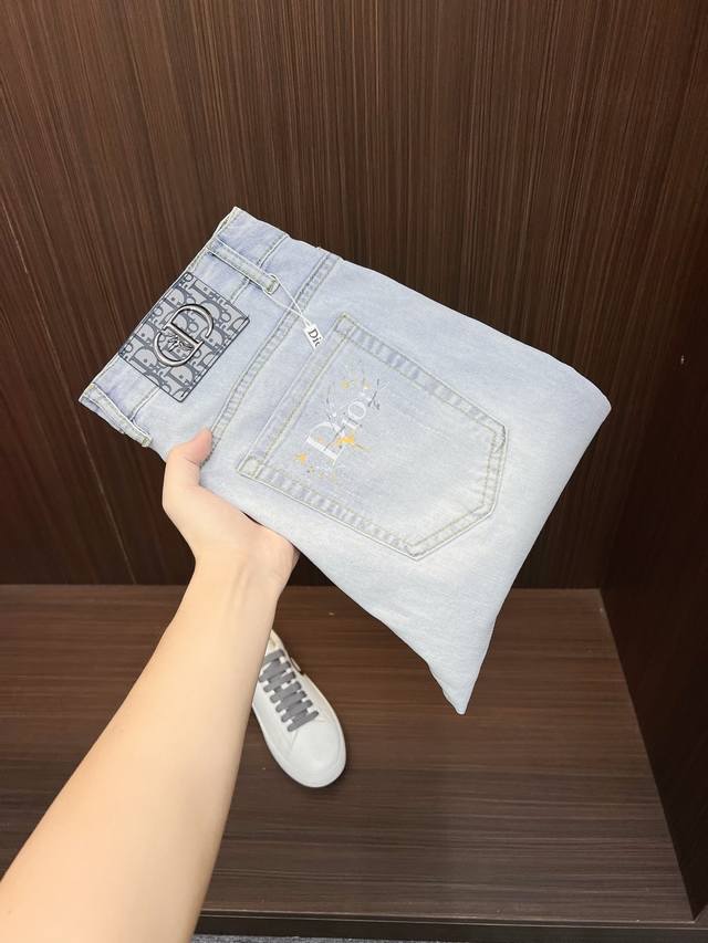 Dior 迪奥 男士丹宁牛仔裤 官宣画册海报穿搭款 客供高级进口的丹宁原色面料 特选日本冈山纯正13Oz 盎司牛仔布料 重磅环保植物酵素水洗工艺 肌理有着淡淡的
