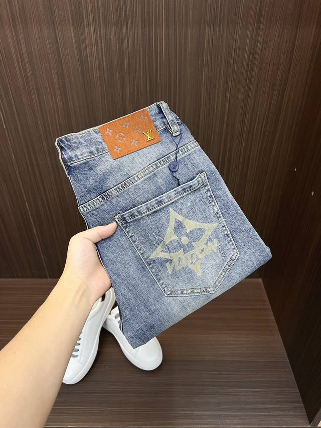 Lv 2025Ss夏季新款原单高档爆款牛仔短裤 超级定制款 原版五金 超级重工工艺 版型超赞 细节做工无可挑剔 款式不挑人 特别高档 好货不等人 看中赶紧下手