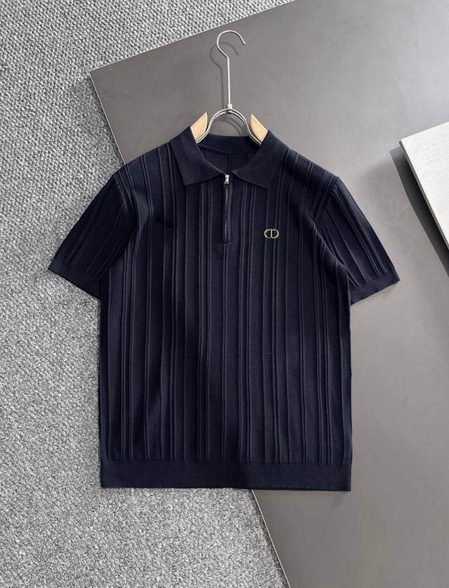 dior迪奥 25Ss新款针织短袖 超经典设计 简约没有任何多余累赘感 衣橱不可缺少的一件百搭单品 采用优质羊毛制作而成 穿身上超级舒适 前卫又实穿 精致完美工