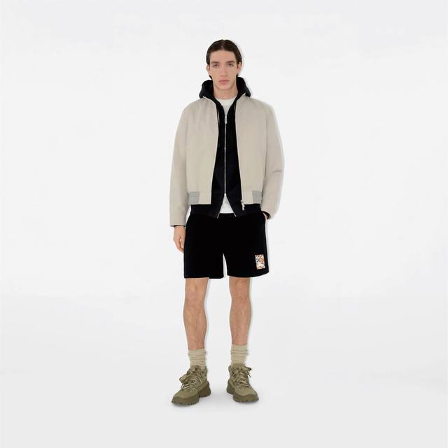 burberry.巴宝莉 夏季男士新品格纹标签贴花冰氧棉休闲短裤 正面左侧脚口边贴花巧妙融合Burberry格纹马术骑士徽标元素 创意重释品牌标志性设计 弹性松