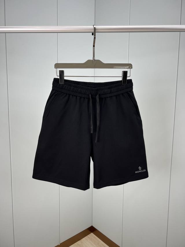 moncler.蒙口 夏季男士新品字母立体印花标识冰氧棉休闲短裤 正面左侧脚口边立体印花Logo元素+背面袋口饰有经典羊毛刺绣小标设计 辨识度直接拉满 弹性松紧