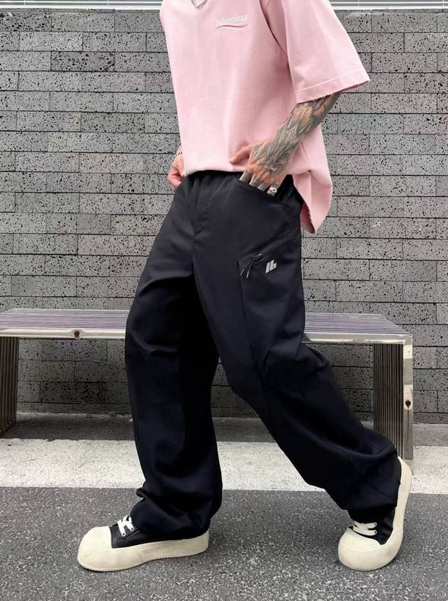 柜台同步在售C位款巴黎家弯刀裤 时尚与舒适的结合 巴黎家弯刀裤采用独特的剪裁设计 裤腿呈弯刀形状 线条流畅 展现出独特的时尚感 裤子两侧设有斜插口袋 方便实用