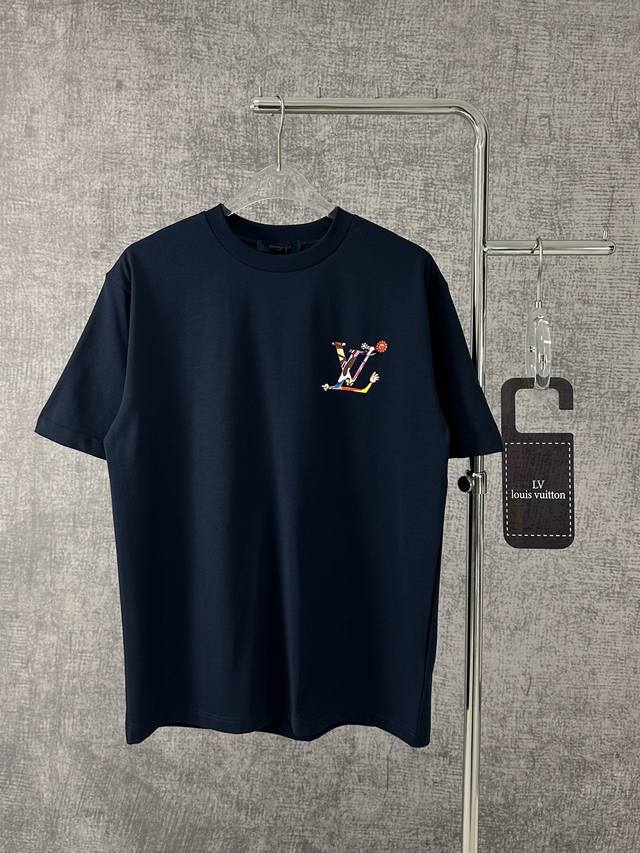 Y150S240Louis Vuitton 路易威登 2025新款短袖T恤圆领男女同款 这款路易威登Monogram花卉T恤将奢华与俏皮的优雅完美融合 采用高品