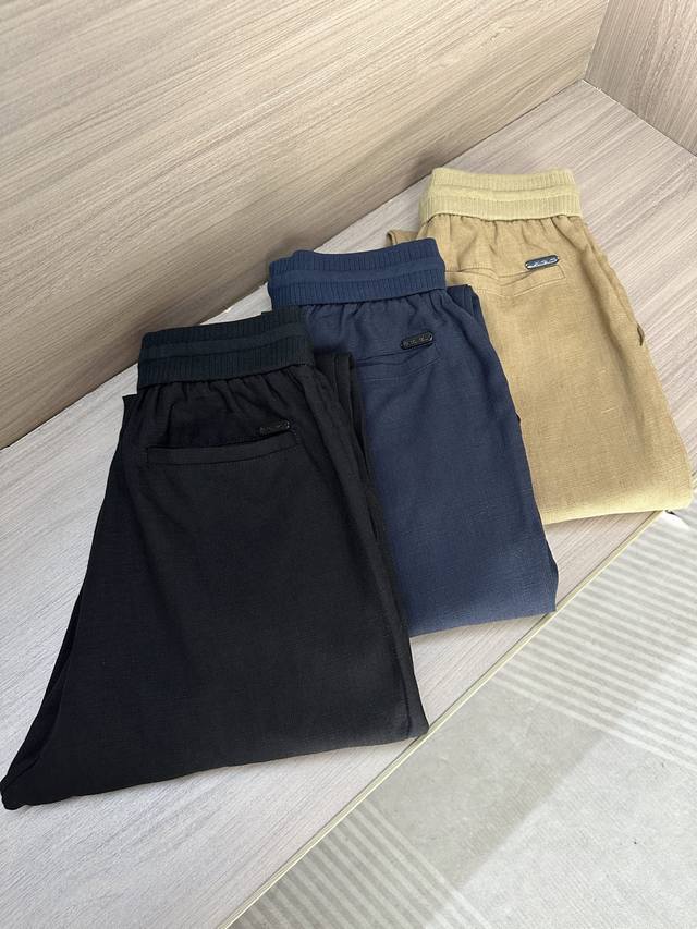 Lp家25Ssss春夏新款进口亚麻面料抽绳休闲裤 男士经典徽章刺绣裤腿立体缝线直筒休闲长裤 同步官网发售 Lp亚麻休闲裤以其卓越的面料选择 精湛的工艺制作以及独
