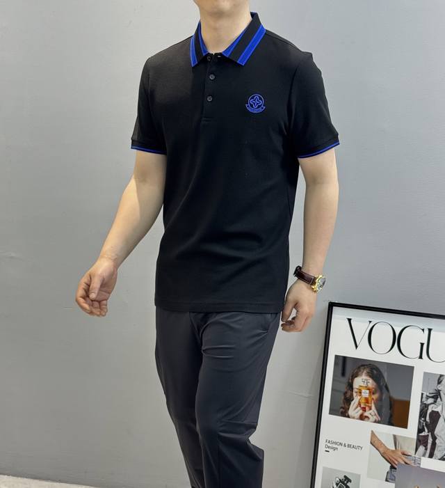 驴牌*25S新品翻领polo.原单推荐 这款纯棉polo衫采用亮眼的撞色条纹衣领 蓝色配色.胸口刺绣设计.以此致敬Lv悠久的设计传承 高克重330G丝光珠地棉.
