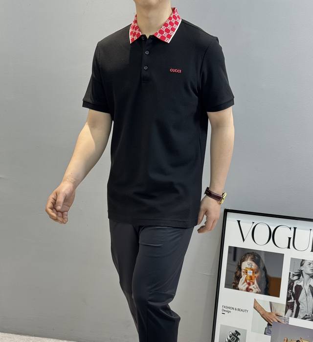 Gucci古齐25S新款polo短袖.原单推荐 这款polo衫采用高端丝光棉质珠地面料制成 经典衣领 胸前饰有Gucci红色刺绣.领口Gg字母双色定织.原版1: