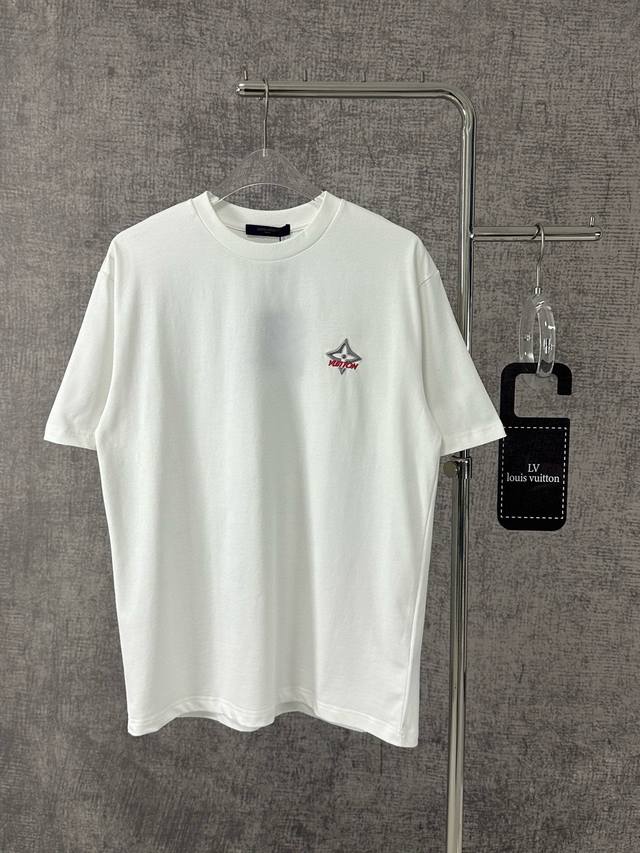 Y150S250Louis Vuitton 路易威登 2025春夏新款短袖刺绣字母T恤男女同款 本款简约圆领设计 尽显经典优雅 正面胸口处有精致的品牌标志性图案