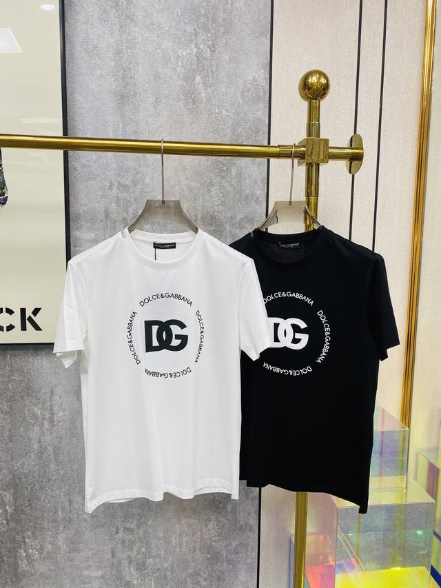 嘎巴吶 春夏新品圆形标志Dg印花短袖T恤 定制专属面料 胸前印Dg字母印花工艺 周围圆圈则是用品牌Logo小字母围绕 简约大方的一款基本款