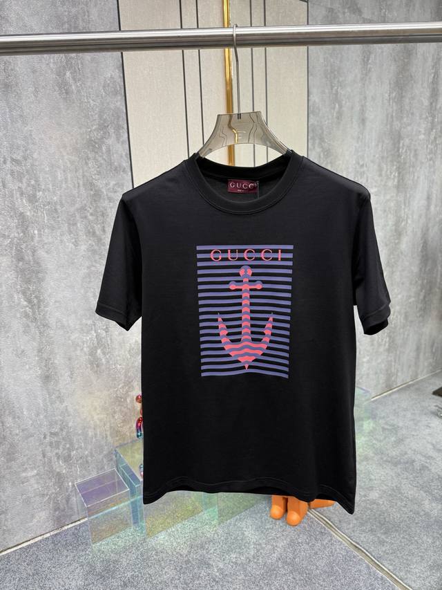 Gucci 2025春夏新品航海系列船锚海军蓝印花工艺短袖T恤 定制的柜台同步精梳棉面料 胸前由蓝色和红色组合图案为主题创作 这一次的航海系列绝对是顶流创作 爆