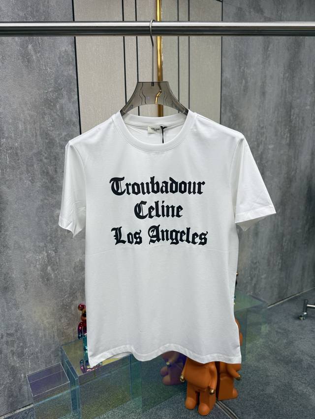 Celine 2025春夏新品古罗马英文字体印花设计短袖T恤 定制180克100支双股丝光长绒棉面料 冰感细腻的面料 胸前简约的古罗马英文字体的印花设计诠释了品