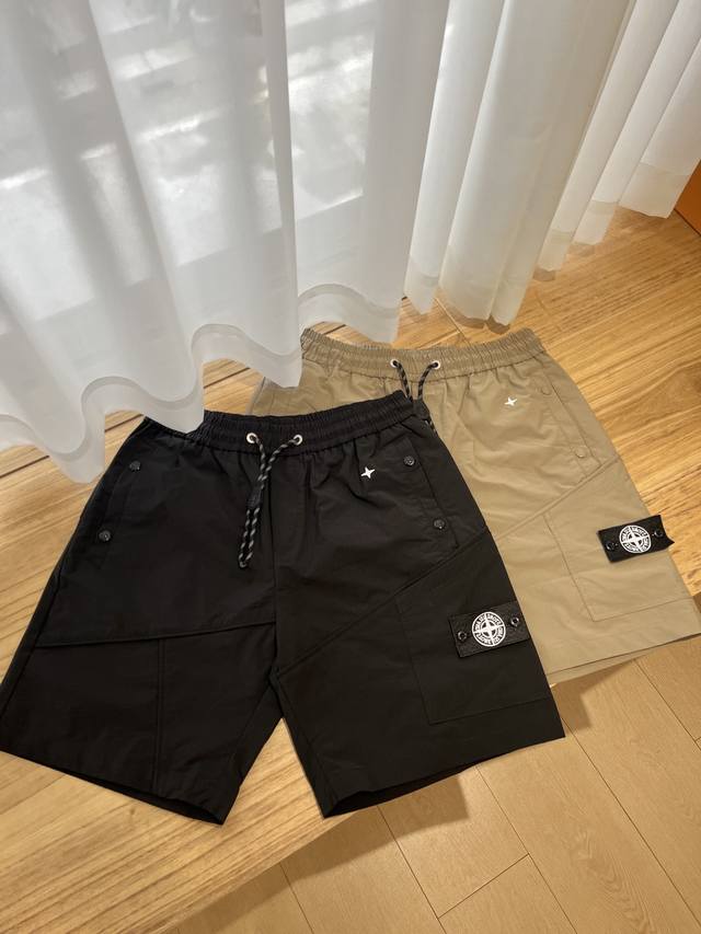 stone Island 石头岛 25年夏季新款工装短裤 以石头岛的运动宽松的版型设计为基调 石头岛经典罗盘徽标设计为亮点 穿搭潮味十足 颜色 黑色 咖色 码数