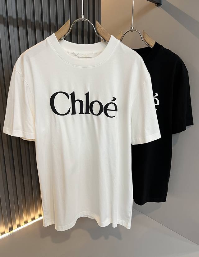 Chloe 2025春夏新款男女同款短袖T恤 给人一种标签试的感觉 除了在款式设计上颇有造诣之外 最明显或者说最为拿手的 应该就是在面料上的拥有更深独特见解跟造