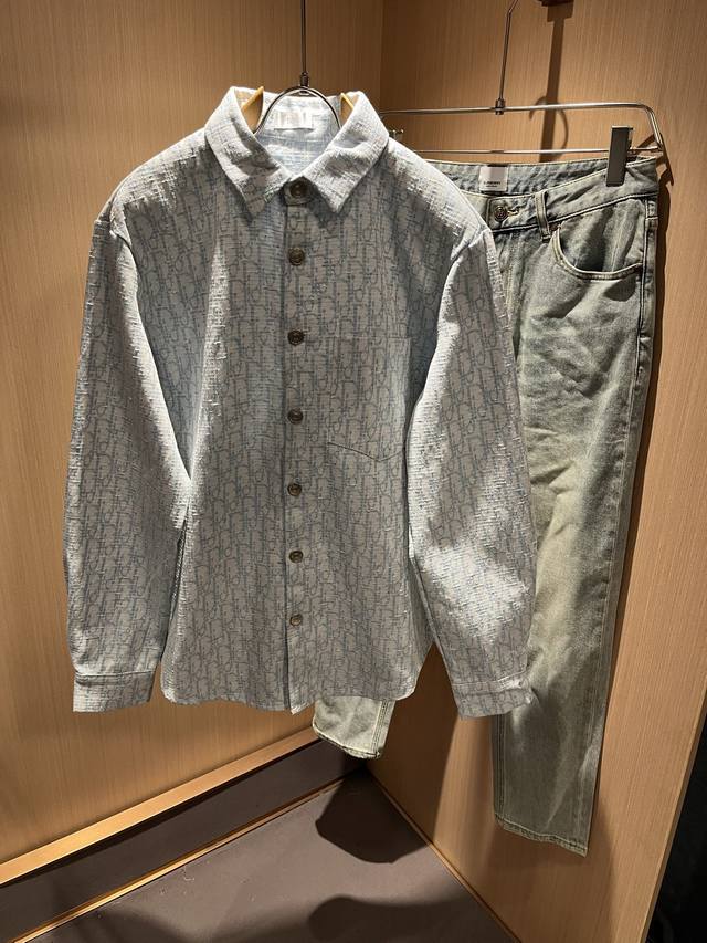 Dior 迪奥2025早春新款男女同款衬衣 品牌最新设计元素 既不单调也不复杂,恰到好处的展现品味 客供定制进口牛仔面料 面料独具的高奢立体感呈现简约优雅气质