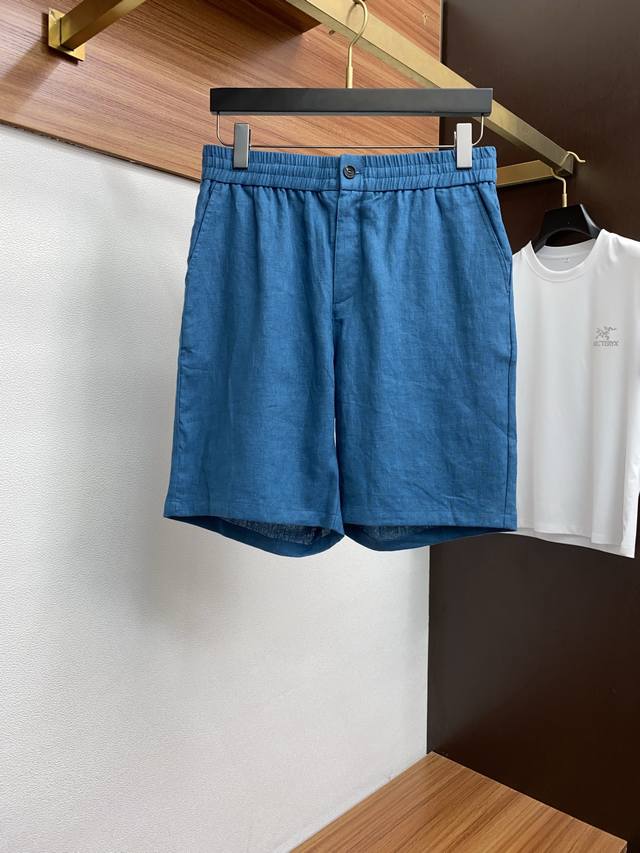 杰尼亚 Zegna 100%亚麻松紧抽绳款简约休闲短裤 这款短裤采用100%亚麻材质 使得它非常透气 即使在炎热的夏天也能保持清爽 亚麻材质还有助于吸湿排汗 它