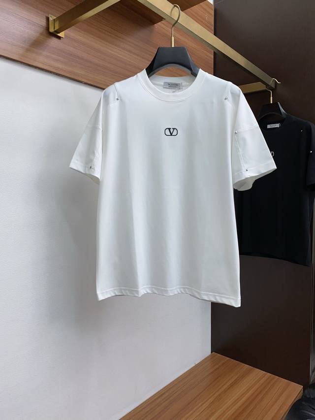 Vt 2025春夏新款首发专柜最新款圆领短袖 高端订制 设计前卫时尚 品牌Logo重工艺设计 高端定制丝光棉面料.手感柔软.穿着舒适.专柜级别精致车线.做工精细