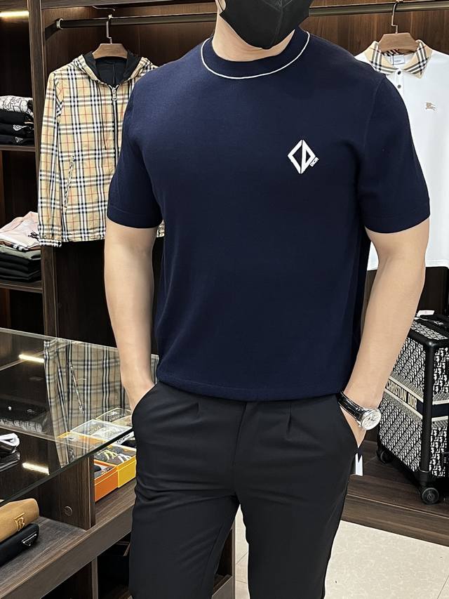 主推 Dior25Ss新款短袖针织衫这款Cd Diamond短袖针织衫是二零二五秋季男装系列新品 以优雅针织全新演绎 采用蓝色棉质和桑蚕丝混纺平纹针织面料精心制