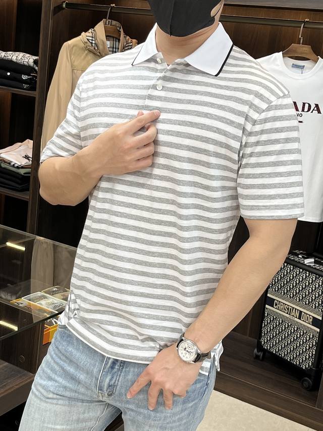 主推 Lp20Ss新款麻棉条纹polo衫Lp 这款polo衫采用麻棉面料制作而成 撞色条纹款式增加款式的时尚个性 衣领翻领撞色设计 增加高级优雅感 纽扣开合 是