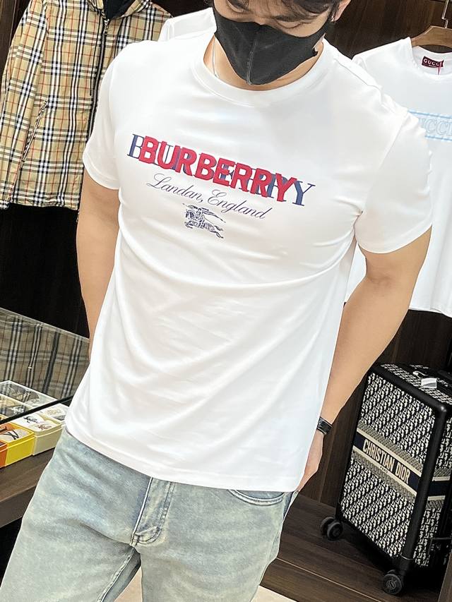 主推 Burberry 秋冬新品发布巴宝莉圆领短袖 纯棉面料 定义高端产品 3D立体制版 贴身舒适 欧洲标准环保染色 去除所有重金属 微生物 达到国际标准 胸前