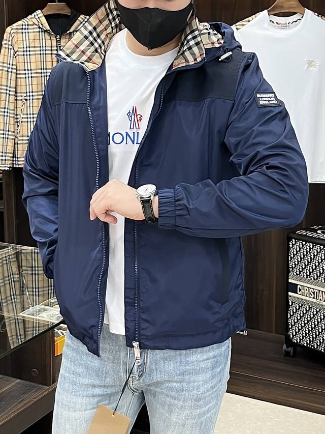 主推 Burberry 2025Ss早春新款发布巴宝莉连帽夹克外套 春款外套 穿上就是舒适自在又显瘦的存在 慵懒而随性 结合干净简单的色系就特别耐看 适合日常穿