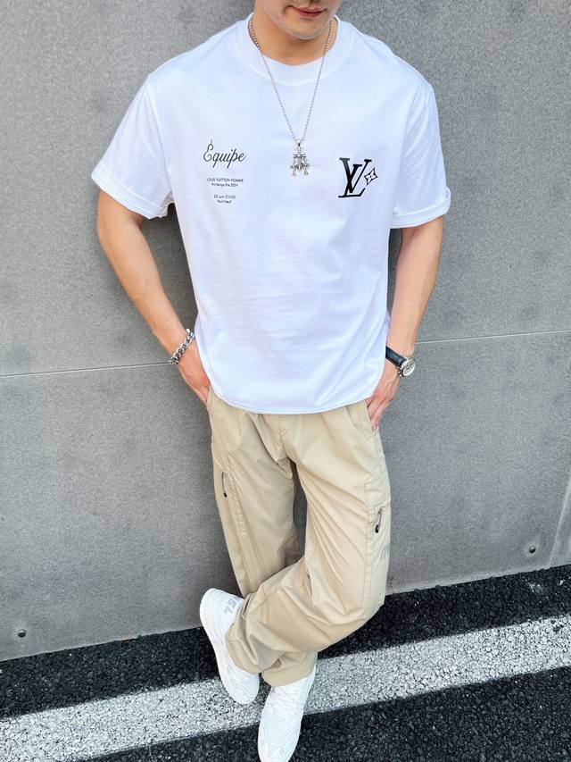 主推 Lv 独家专供秋季新款驴牌时尚休闲圆领短袖 高密度320克纯棉面料 高级密针刺绣 高端欧版原单T恤 潮流时尚休闲半袖 透气舒适度高 细节无可挑剔 品牌元素